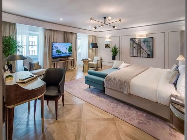 ラッフルズ ワルシャワ